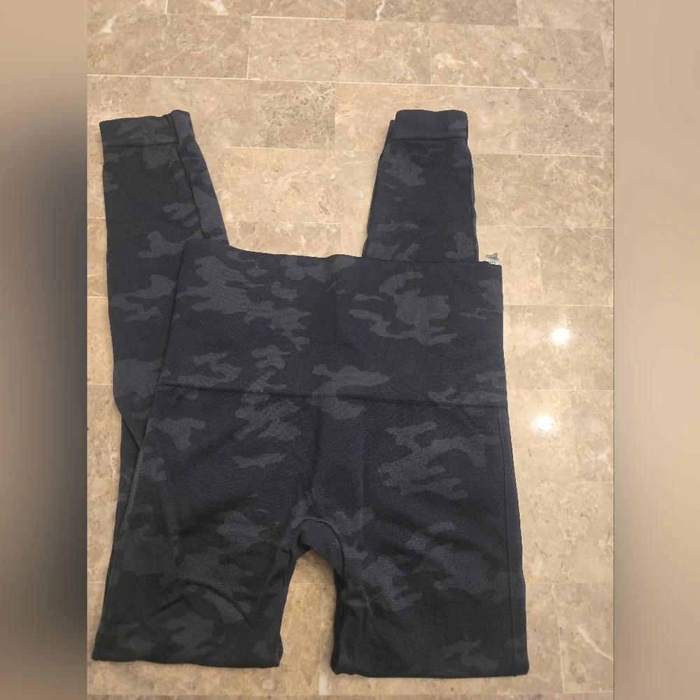 SPANX Black Camo Legging Sz S - Picture 1 of 3